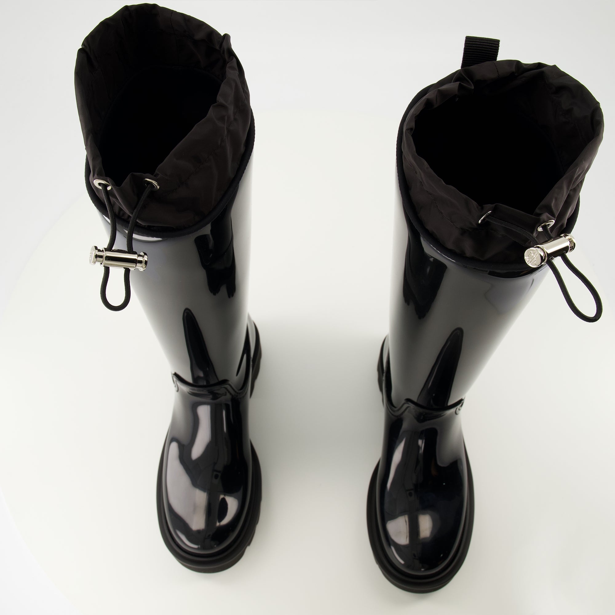 Imagem das botas de chuva pretas Kickstream da Moncler para mulheres - Temporada Primavera-Verão 2026 - Vista de cima do par