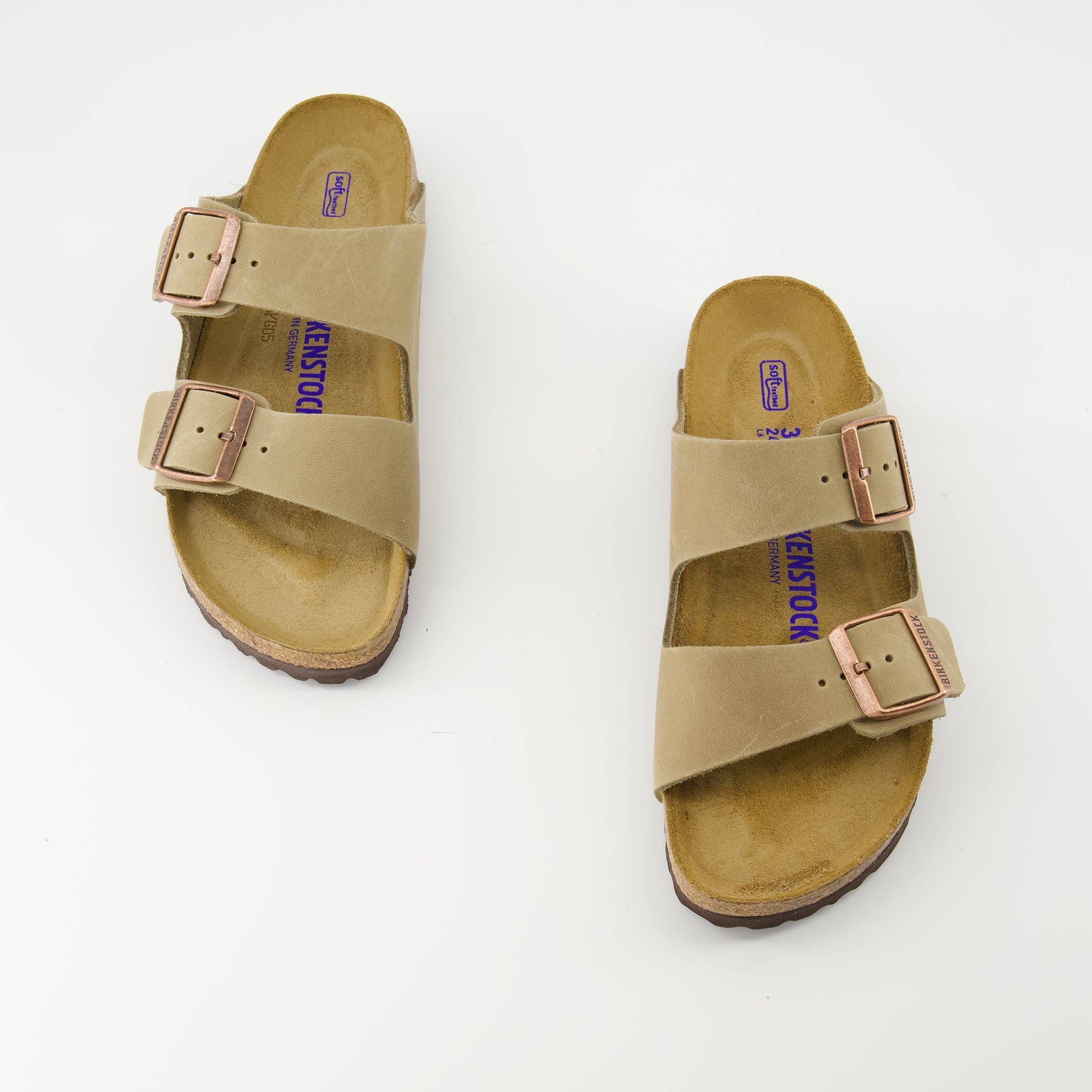 여성을 위한 Birkenstock의 아리조나 베이지 샌들 이미지 - 시즌 봄-여름 2025 - 쌍의 상단 보기