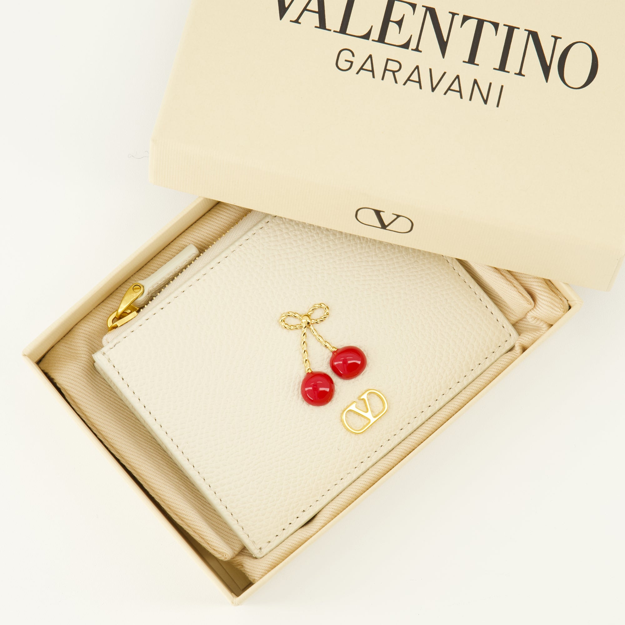 Image of Cherryfic Beige cardholder by Valentino Garavani for Women - Season Spring-Summer 2026 - Detail View 2