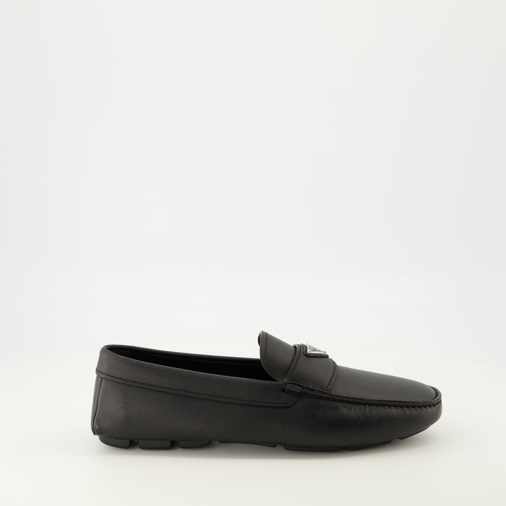 Imagem de mocassins de couro preto da Prada para homens - Temporada Primavera-Verão 2026 - Vista lateral direita