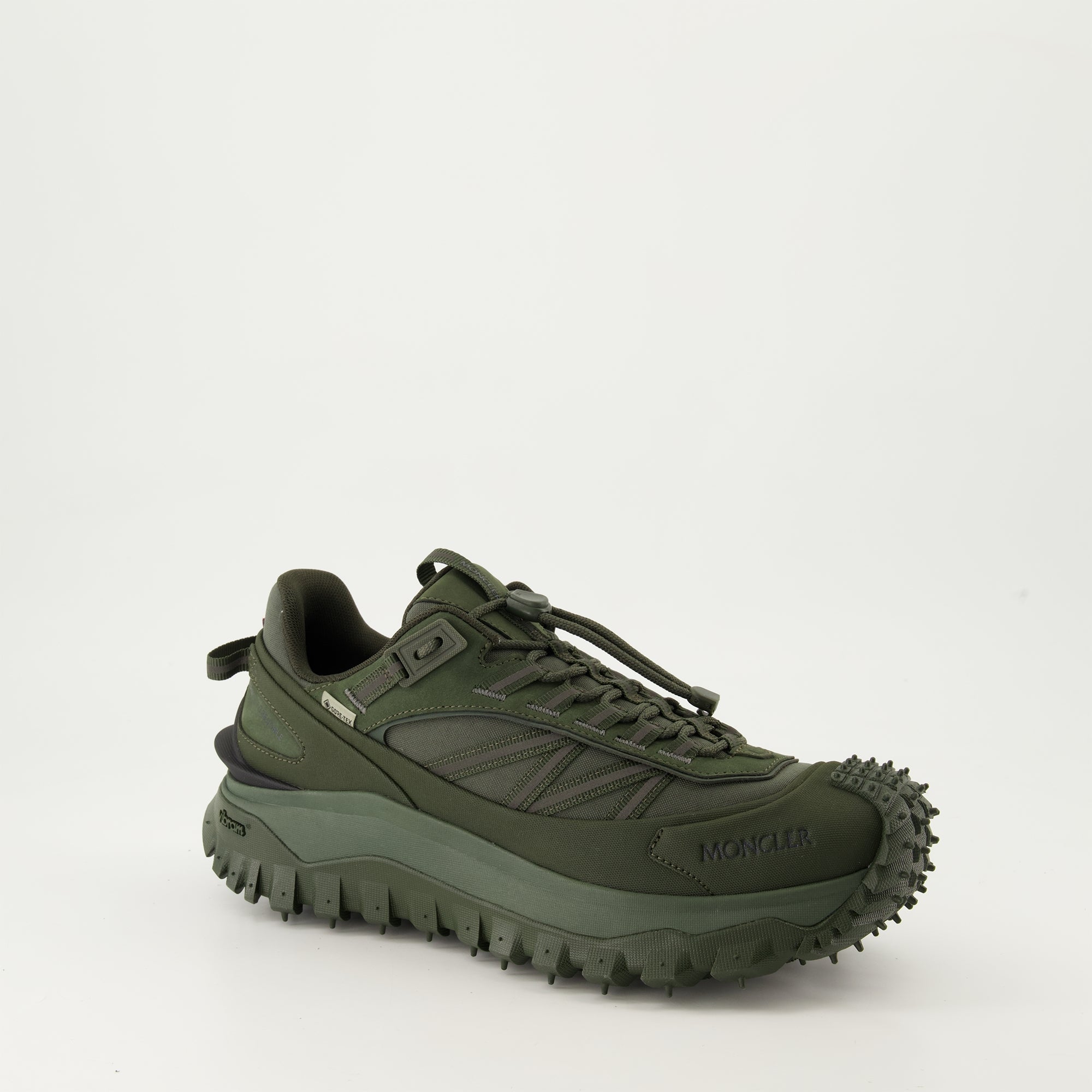 Image des baskets Trailgrip GTX par Moncler pour hommes - Saison Automne-Hiver 2024 - Vue avant droite en trois quarts