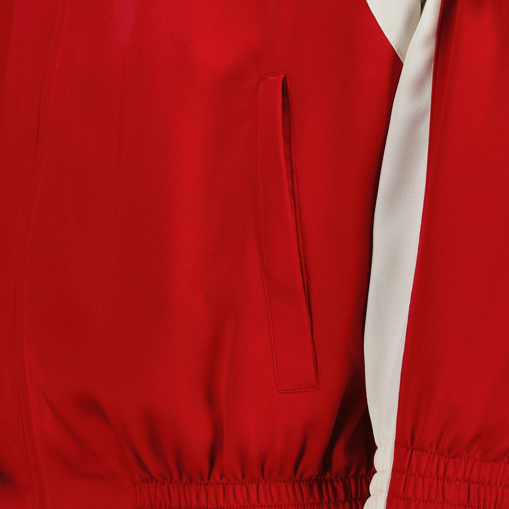 Imagen de la chaqueta teddy de satén rojo de Saint Laurent para hombres - Temporada Primavera-Verano 2025 - Vista de detalle 8