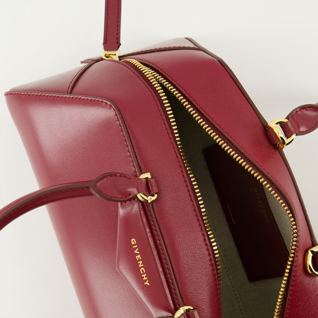 Imagen de Antigona East-West Small Bordeaux de Givenchy para mujeres - Temporada Primavera-Verano 2026 - Detalle 2