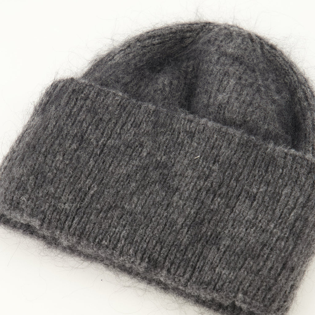 Grå lue i mohair og ull
