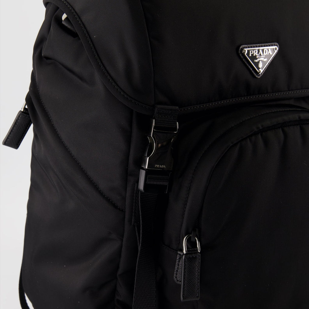 Imagen de la mochila de cuero Saffiano y Re-Nylon de Prada para hombres - Temporada Otoño-Invierno 2024 - Vista de detalle 1