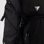 Bild des Saffiano-Leder- und Re-Nylon-Rucksacks von Prada für Herren - Saison Herbst-Winter 2024 - Detailansicht 1