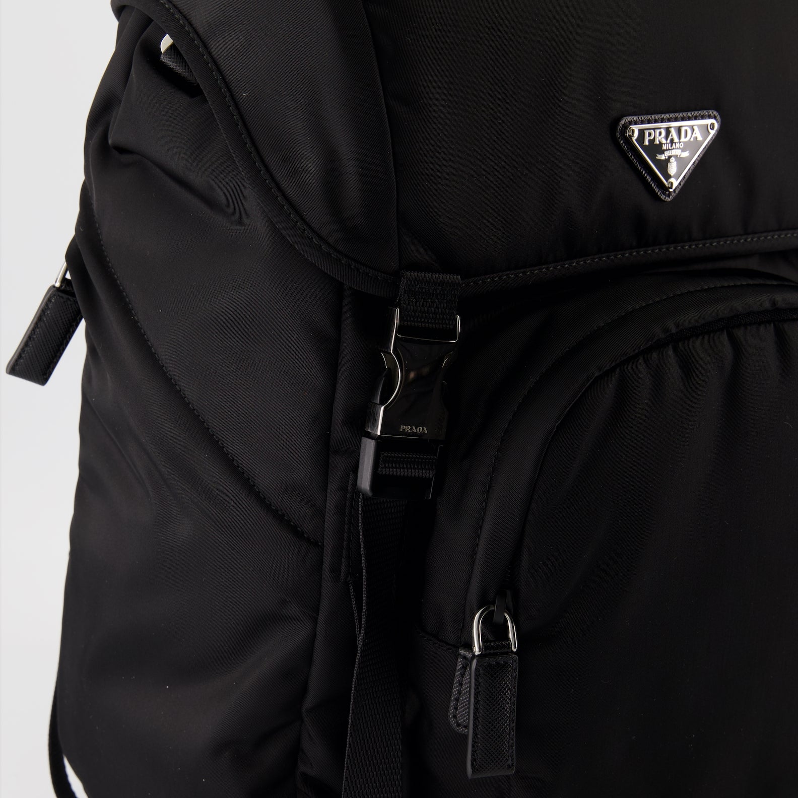 Imagen de la mochila de cuero Saffiano y Re-Nylon de Prada para hombres - Temporada Otoño-Invierno 2024 - Vista de detalle 1