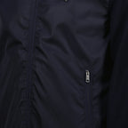 Immagine della giacca bicolore blu navy di Prada per uomo - Stagione Autunno-Inverno 2025 - Vista dettaglio prodotto 3