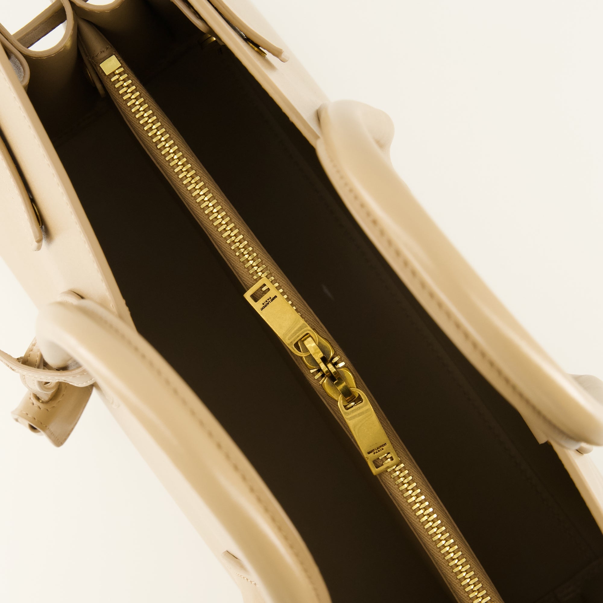 Bilde av Sac de Jour Small Beige av Saint Laurent for Kvinner - Sesong Vår-Sommer 2026 - Detalj 2