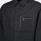 Imagem da camisa-jacket de lã cinza com detalhes em couro da Fendi para homens - Temporada Outono-Inverno 2024 - Detalhe 5