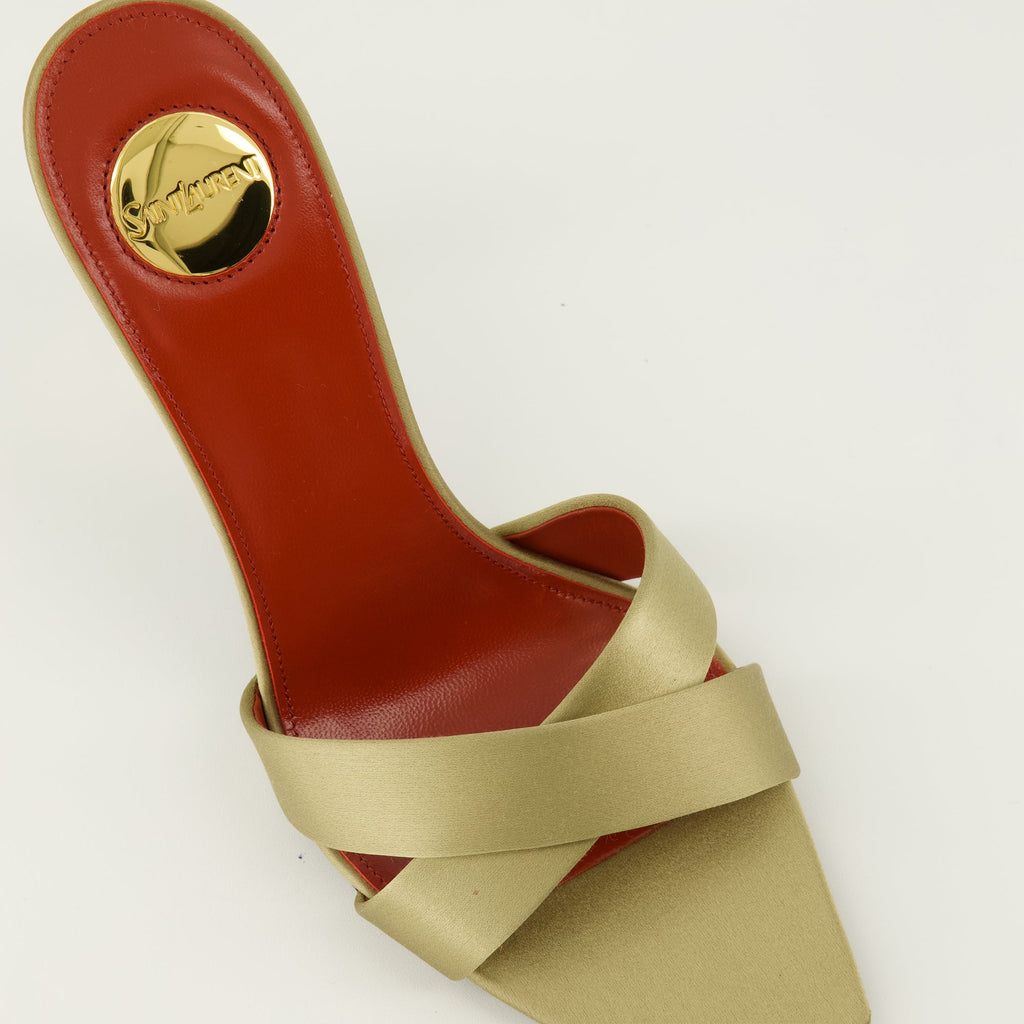 Imagem das mules de salto dourado Opium da Saint Laurent para mulheres - Temporada Primavera-Verão 2026 - Vista detalhada de cima