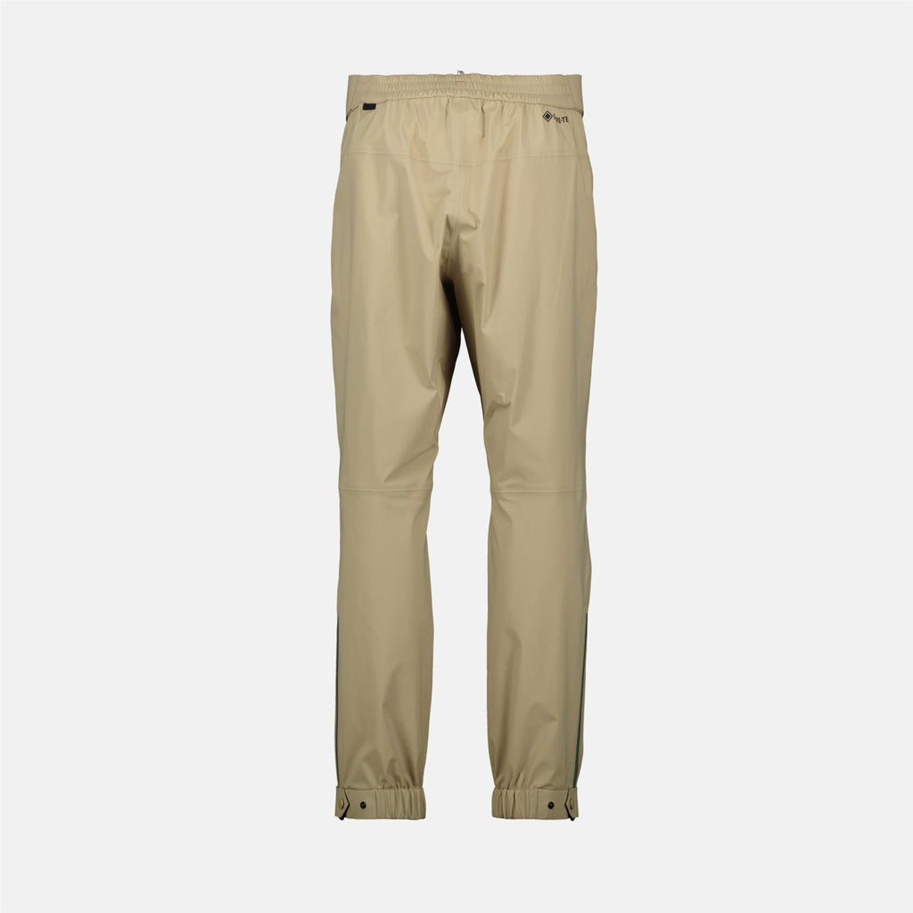 Imagen de Pantalones GORE-TEX beiges de Moncler Grenoble para hombres - Temporada Primavera-Verano 2025 - Vista trasera
