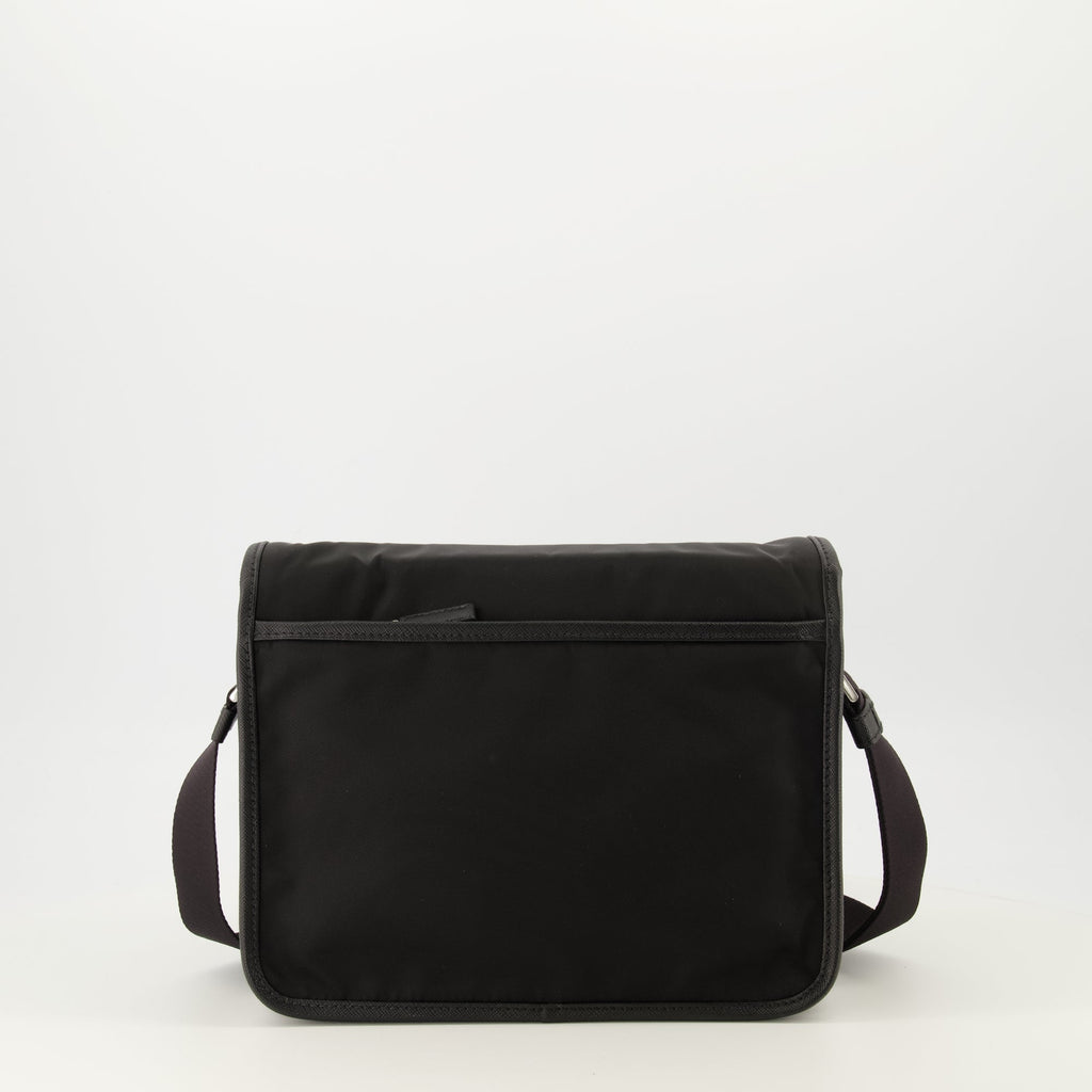 Image du sac Re-Nylon et cuir par Prada pour hommes - Saison Printemps-Été 2026 - Vue arrière