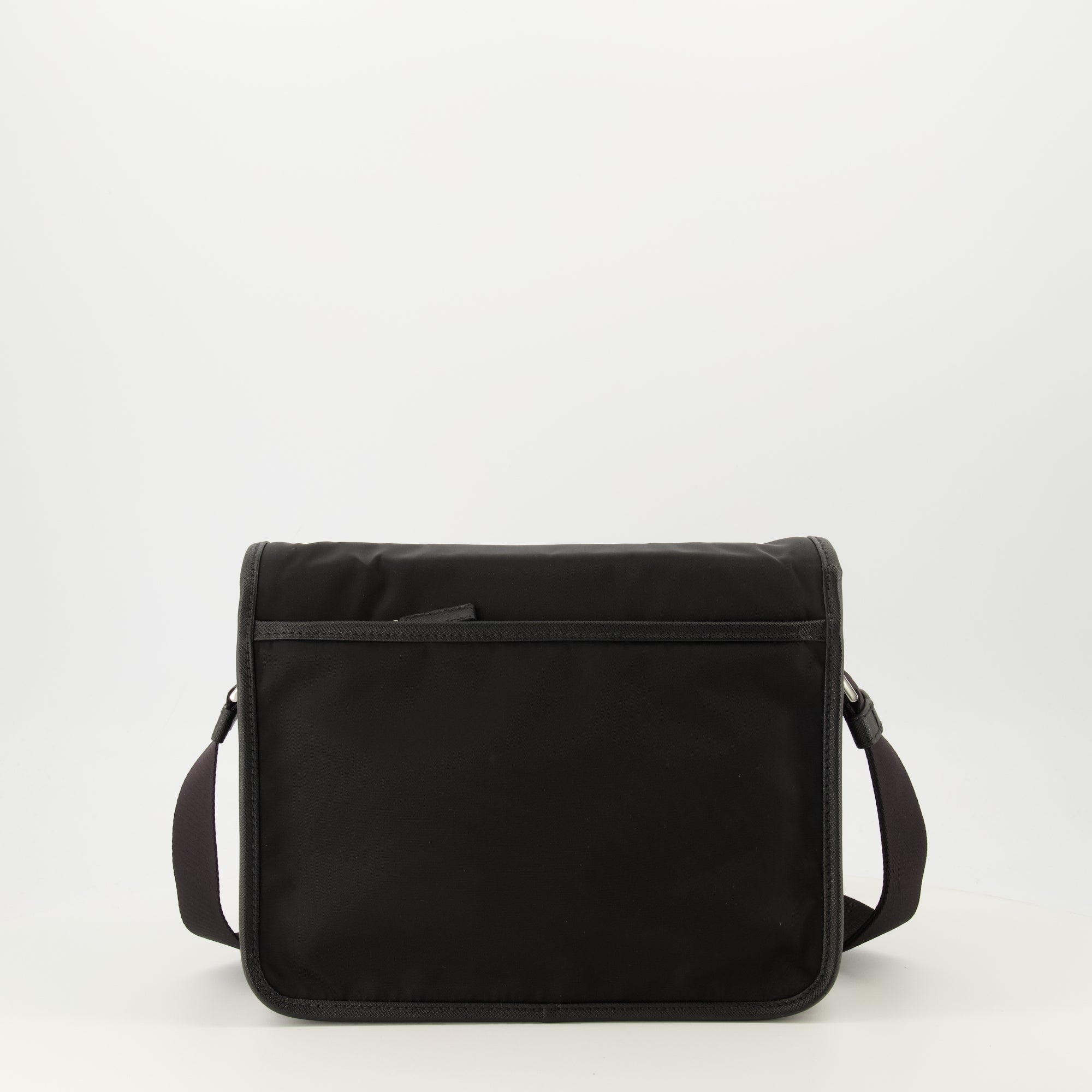 프라다의 남성을 위한 리나이론 및 가죽 가방 이미지 - 2026년 봄-여름 시즌 - 뒷면 보기