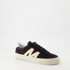 Imagen de las zapatillas de ante Monaco de Moncler para hombres - Temporada Primavera-Verano 2025 - Vista frontal derecha en tres cuartos