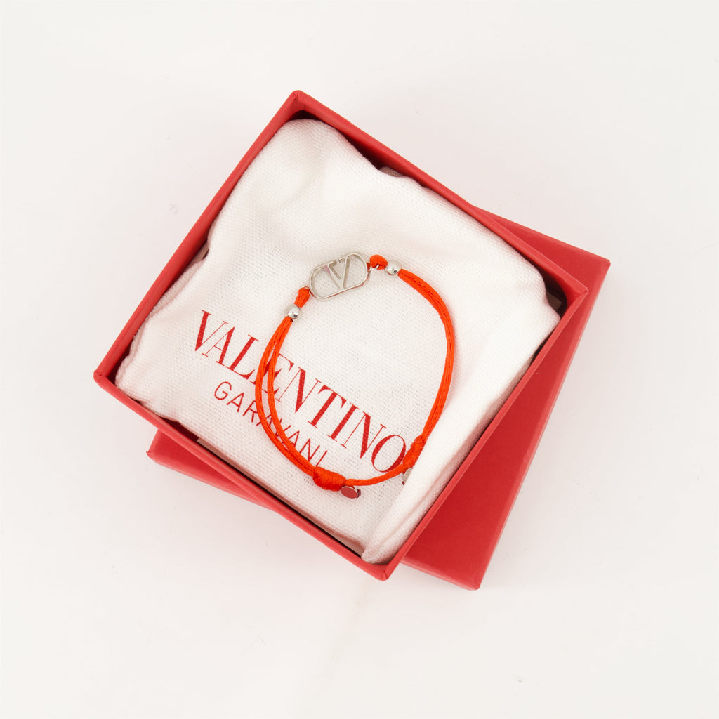 Imagen de la pulsera ajustable de cordón rojo VLogo de Valentino Garavani para hombres - Temporada Primavera-Verano 2025 - Vista de detalle 1
