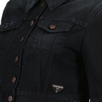 Immagine di una giacca cropped in denim nero di Prada per donne - Stagione Primavera-Estate 2025 - Vista dettaglio prodotto 2