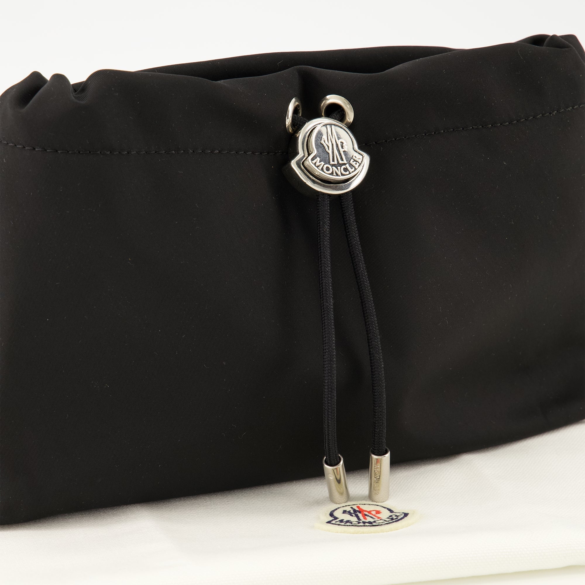 Bild der Trick Black Pouch von Moncler für Frauen - Saison Frühling-Sommer 2026 - Detailansicht 1