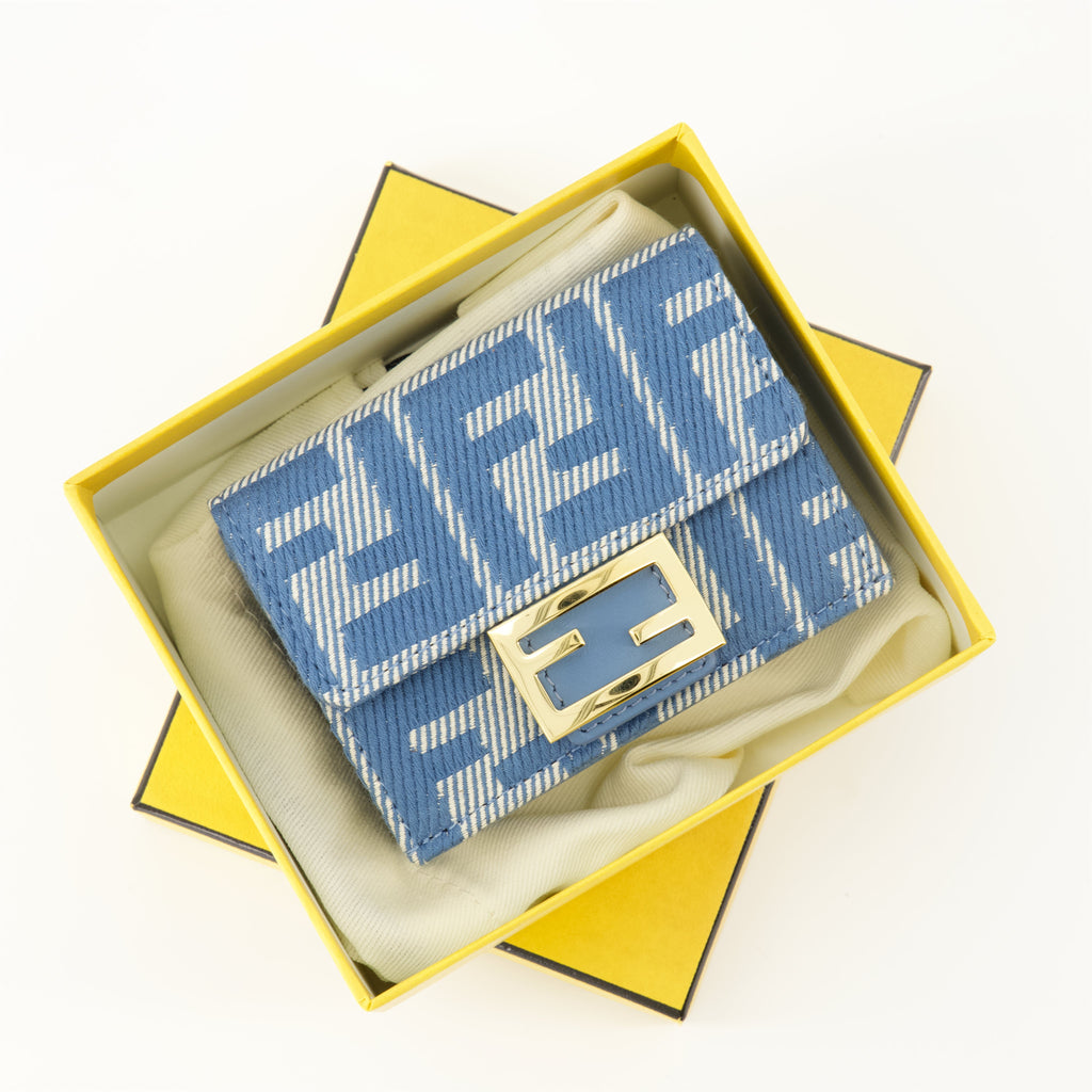 Immagine del portafoglio baguette effetto denim di Fendi per donne - Stagione Primavera-Estate 2025 - Dettaglio 1