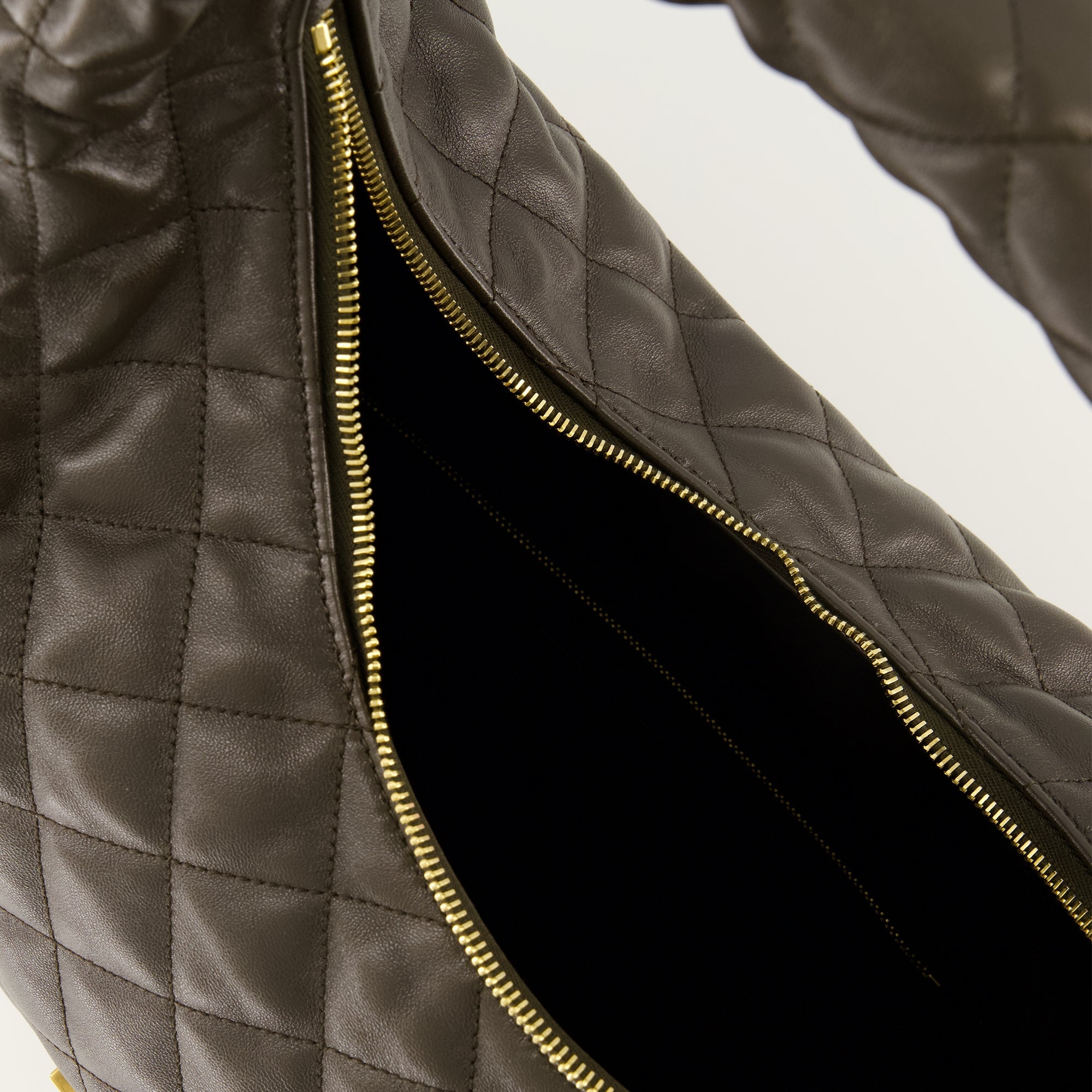 Bilde av Icare Hobo Bag fra Saint Laurent for kvinner - Sesong Vår-Sommer 2026 - Detaljvisning 2