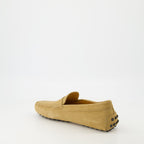 Imagen de Mocasines de Suede Gommino en Beige de Tod's para Hombres - Temporada Primavera-Verano 2025 - Vista Trasera Derecha en Tres Cuartos