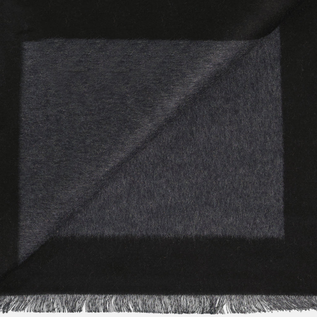 생로랑 남성용 카산드르 체크 실크 스카프 이미지 - 2025 가을-겨울 시즌 - 세부 사항 보기 2