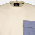 Imagen de camiseta con bolsillo de denim blanco de Moncler Grenoble para hombres - Temporada Primavera-Verano 2026 - Vista de detalle 2