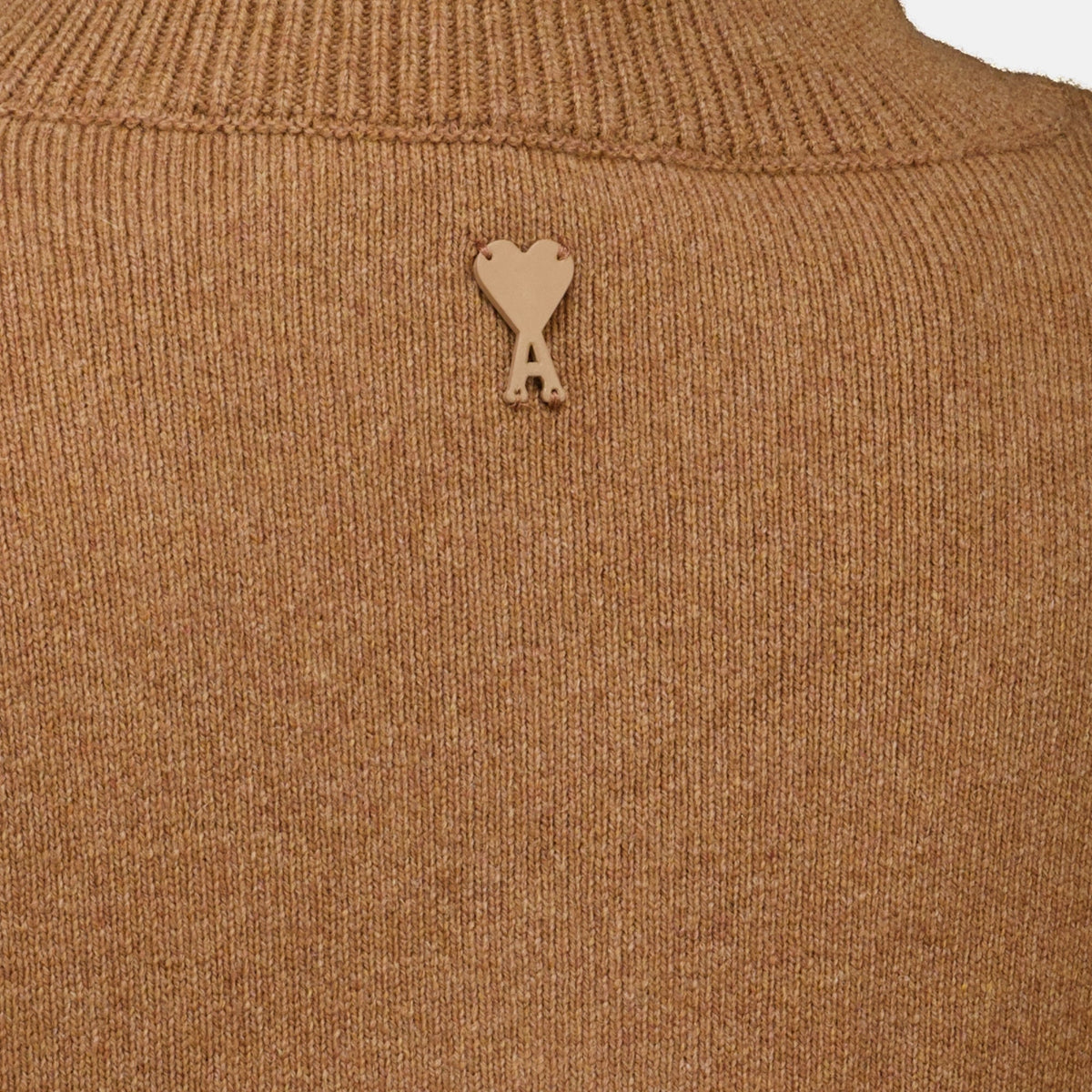 Maglione beige in maglia con collo alto