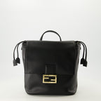 Imagen de mochila de cuero negro de Fendi para mujeres - Temporada Otoño-Invierno 2025 - Vista frontal