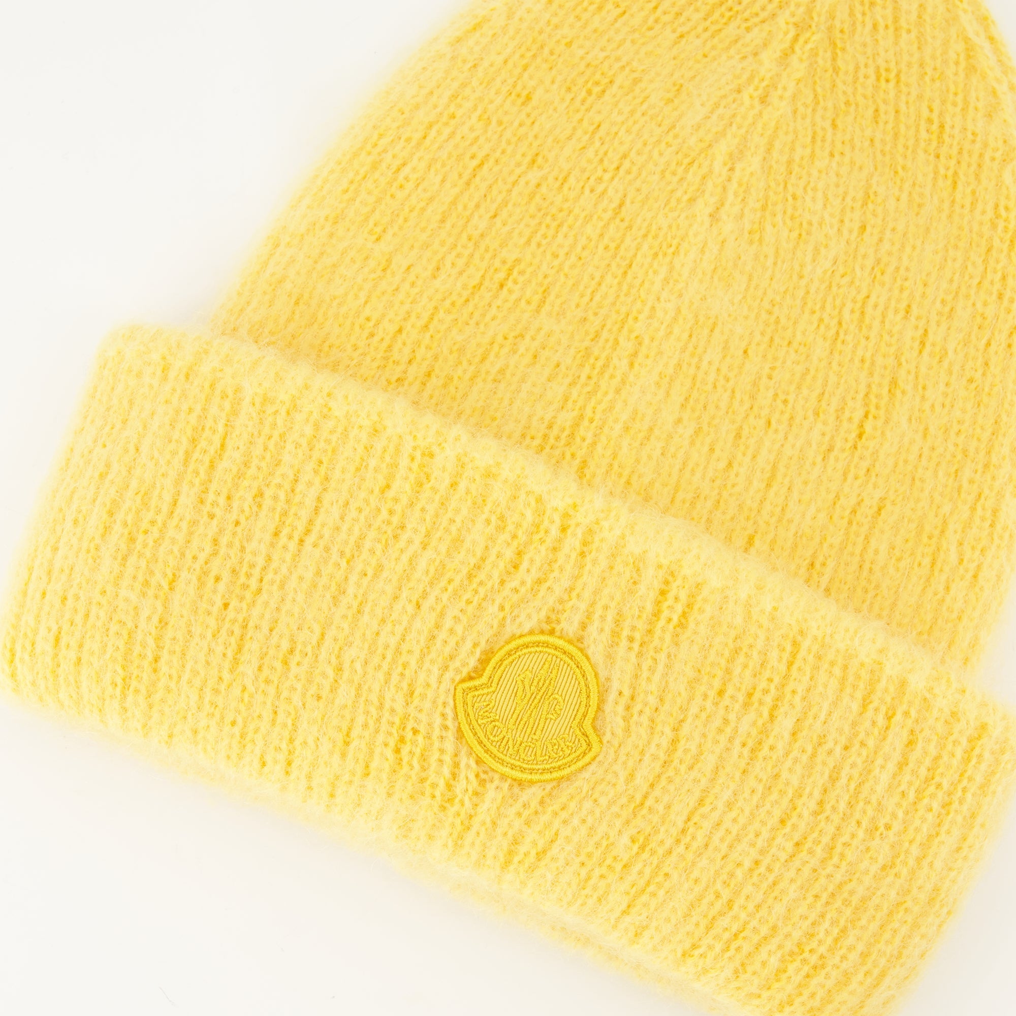 Image de bonnet en laine et mohair jaune par Moncler pour femmes - Saison Automne-Hiver 2025 - Détail Vue 1