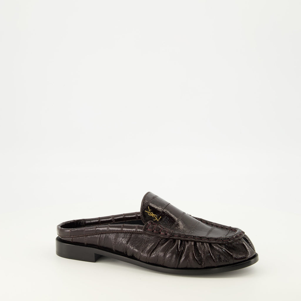 Mules tipo mocassim em pele com efeito crocodilo