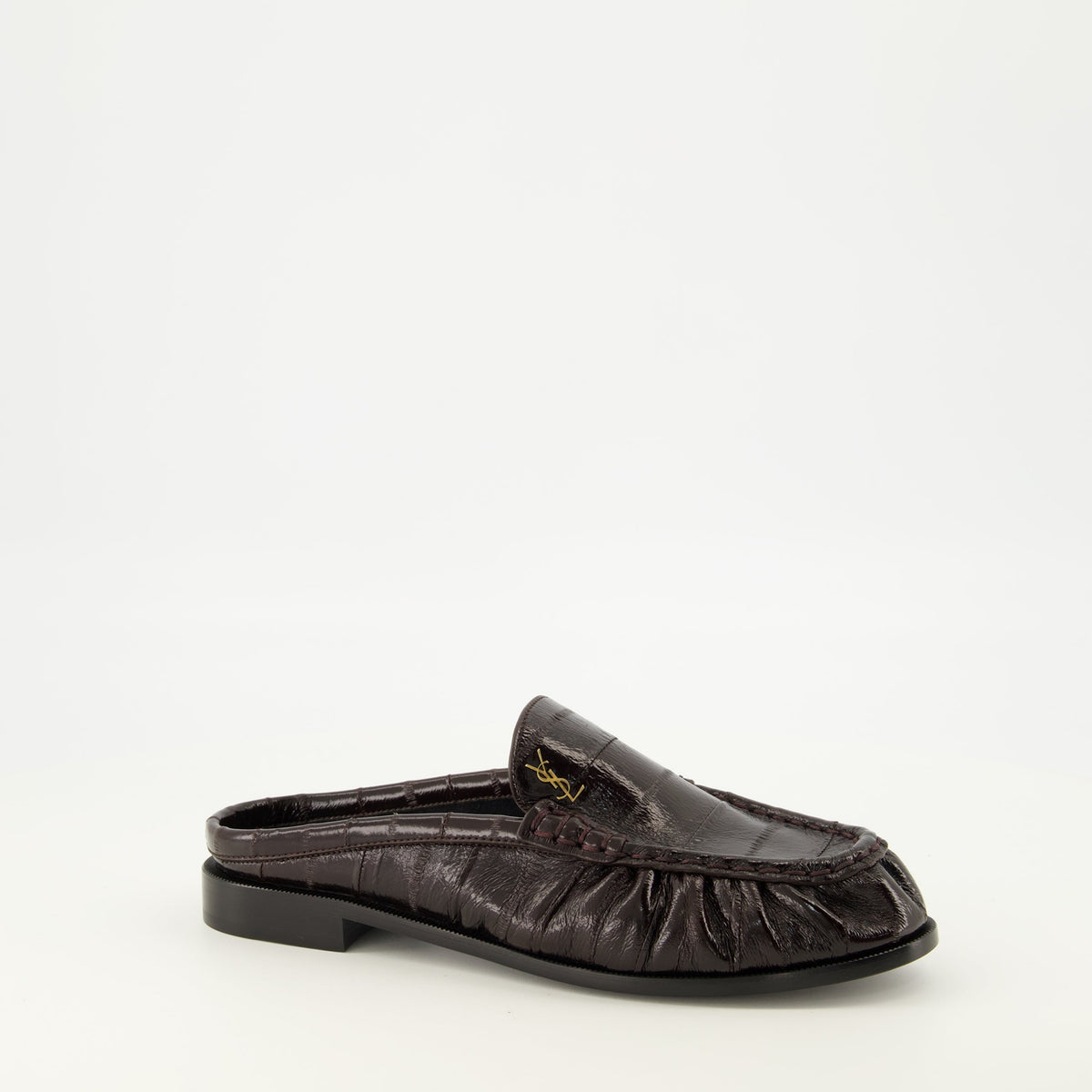 Mules tipo mocassim em pele com efeito crocodilo