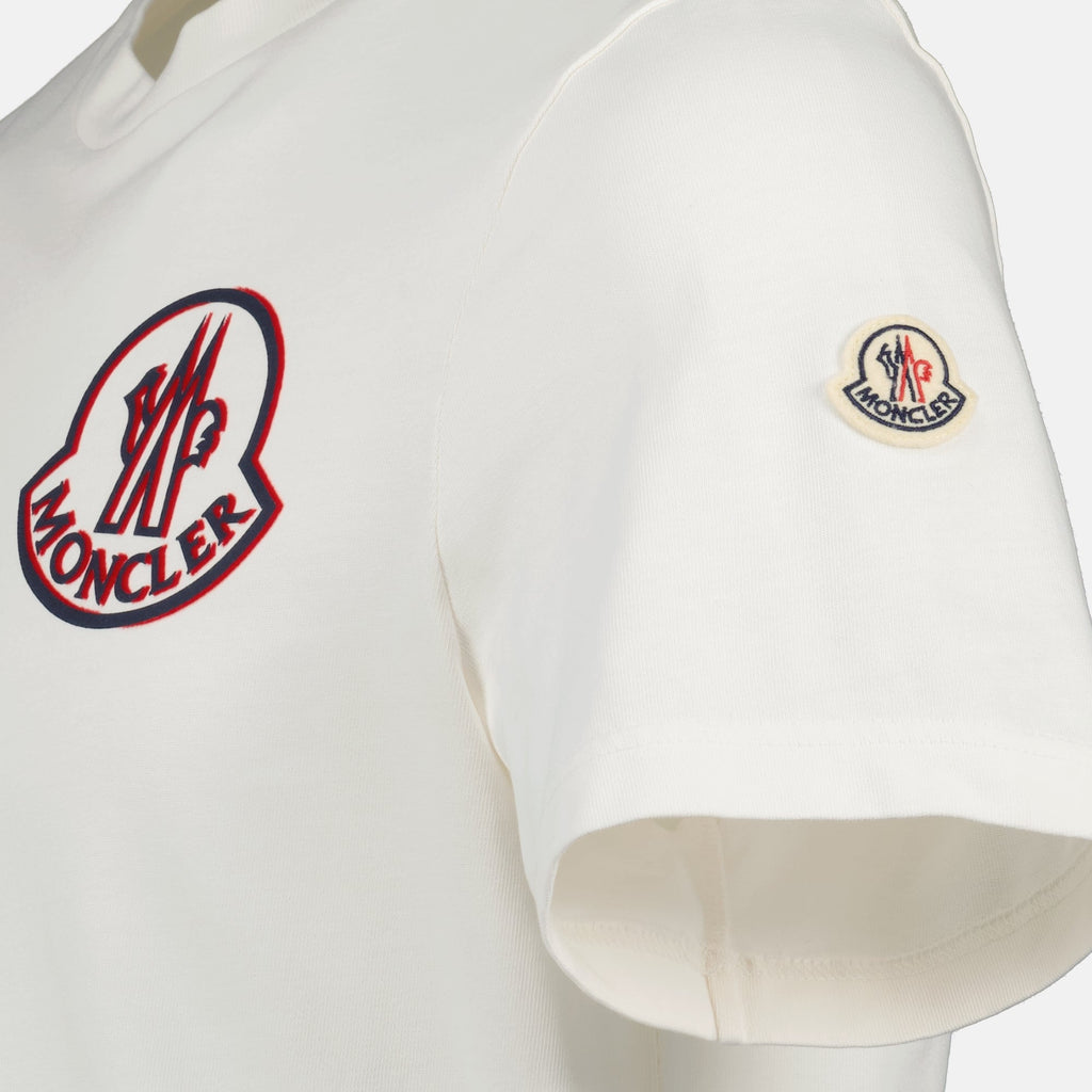 Image du T-shirt blanc avec logo de Moncler pour hommes - Saison Automne-Hiver 2025 - Détail de la vue 1