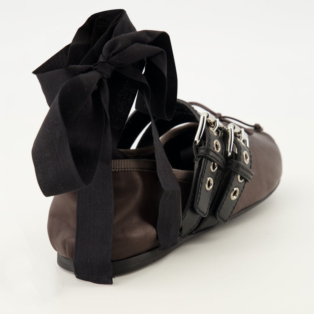 Image de Ballerines à Brides en Cuir par Miu Miu pour Femmes - Saison Printemps-ÉtÉ 2026 - Vue arrière