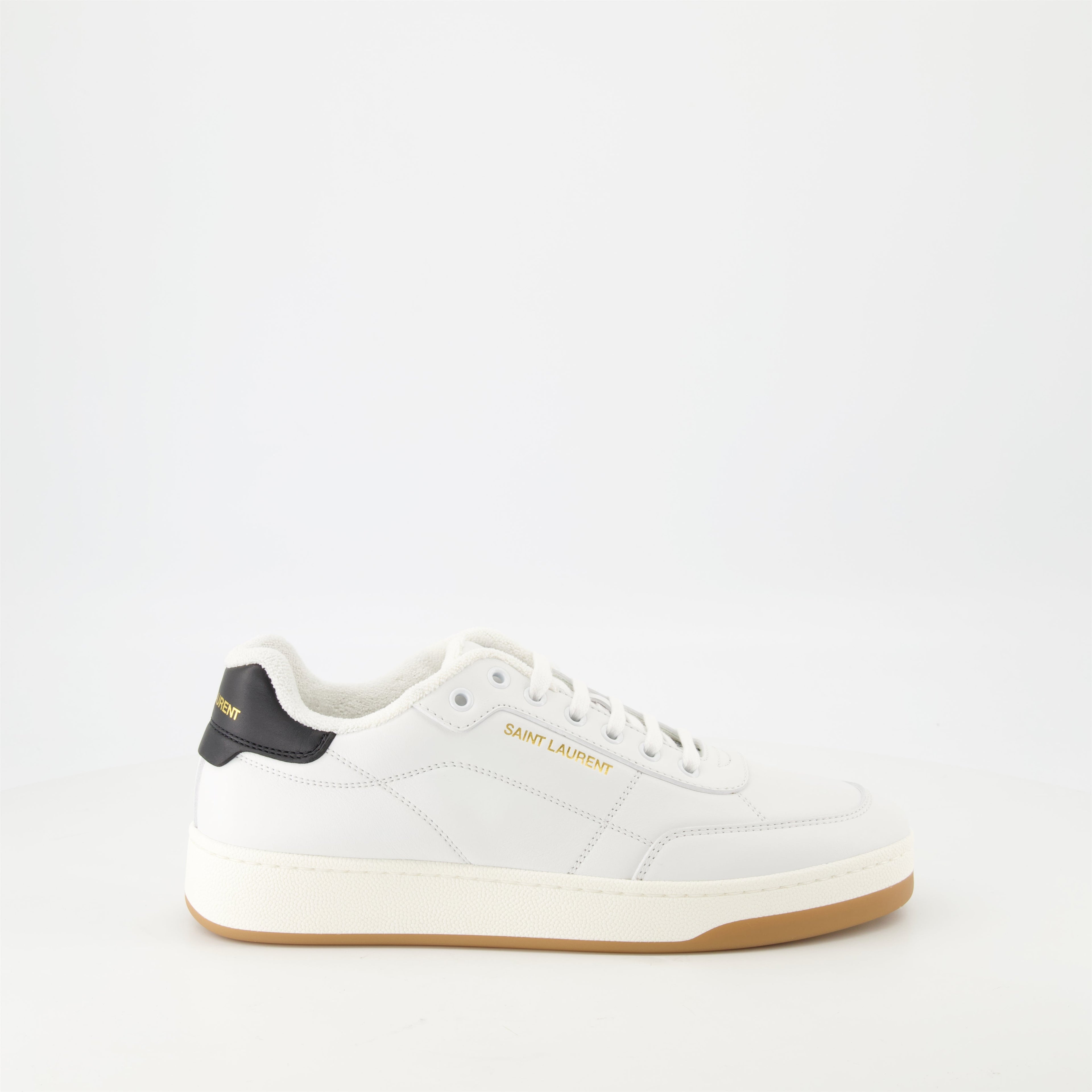 Image de baskets SL/61 en cuir blanc de Saint Laurent pour hommes - Saison Printemps-Été 2025 - Vue de côté droit