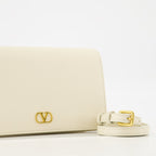 Image du Pochette en Cuir Granuleux VLogo par Valentino Garavani pour Femmes - Saison Printemps-Été 2025 - Détail du produit vue 2