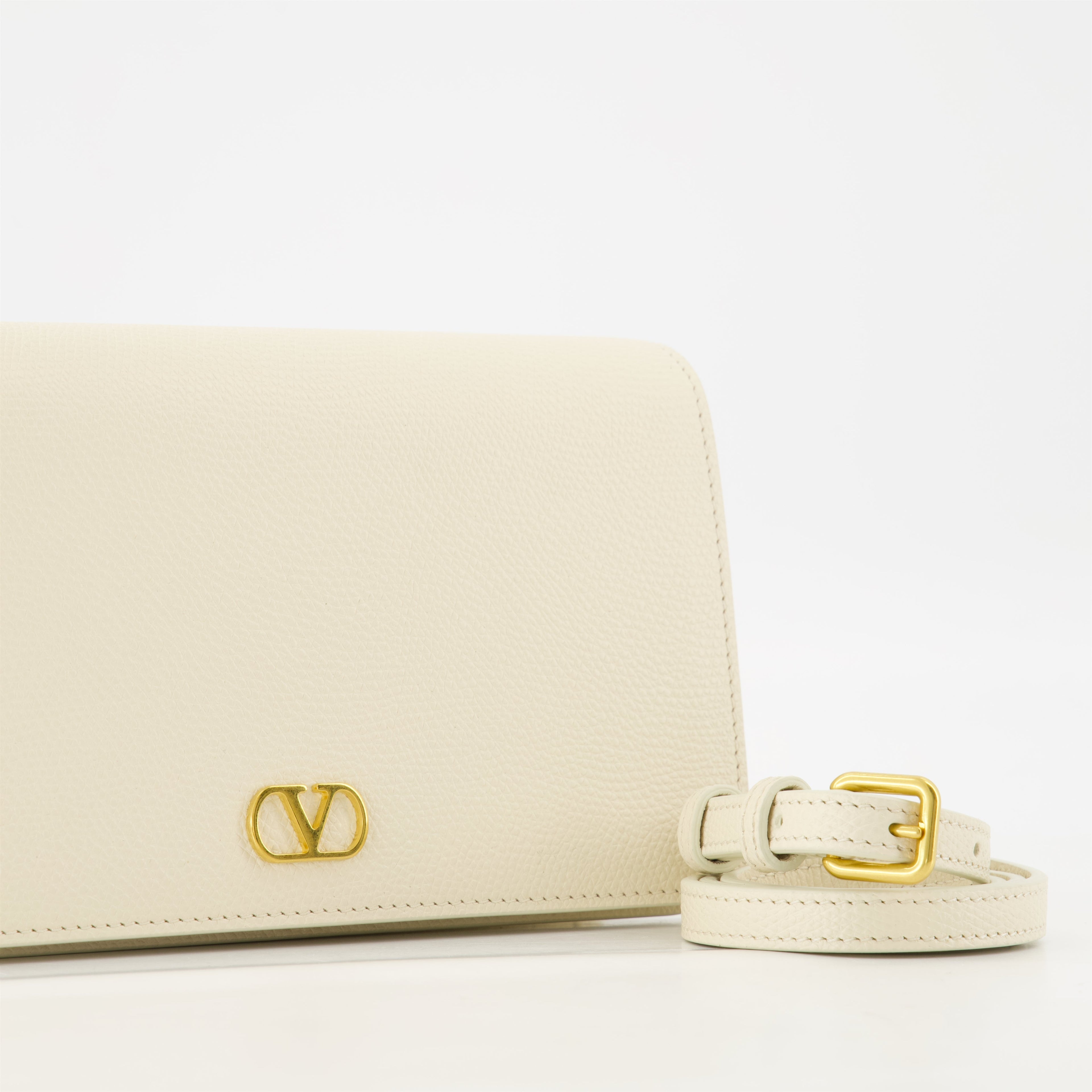 VLogo pouch, grainy leather pouch, Valentino Garavani, designer accessories, stylish pouch