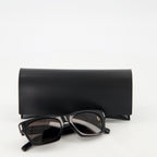 Imagem dos óculos de sol SL 402 pretos da Saint Laurent para unisex - Temporada Primavera-Verão 2025 - Vista de detalhe 1