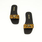 Imagem de sandálias de veludo leopardo da Prada para mulheres - Temporada Outono-Inverno 2024 - Vista superior do par