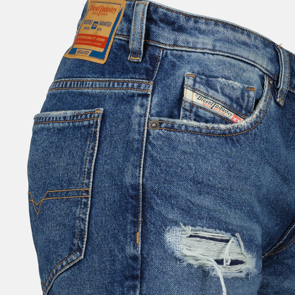 Image de D-Fin Blue Denim Shorts by Diesel pour hommes - Saison Printemps-Été 2025 - Vue du détail du produit 2