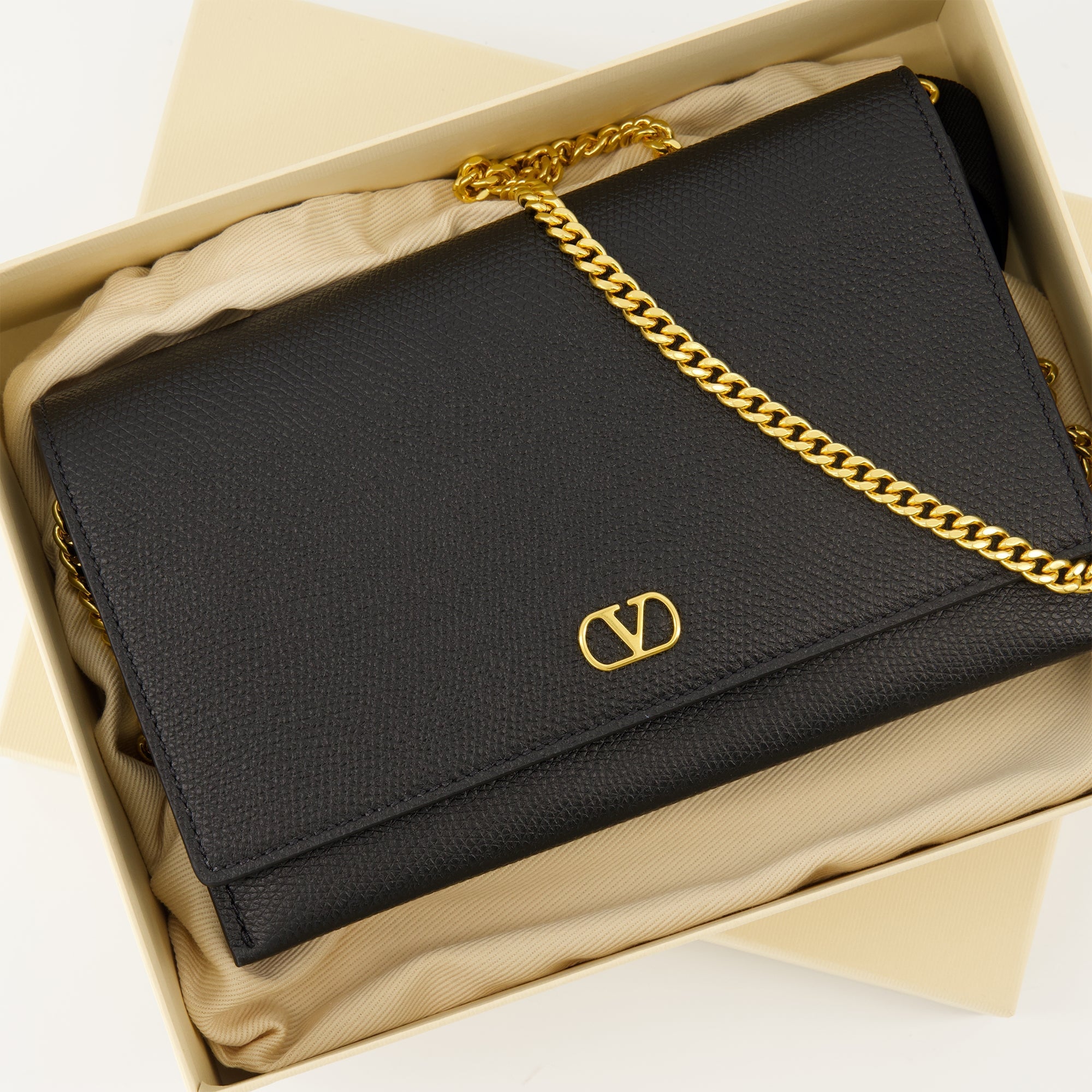 Valentino VLogo Pouch, grained calfskin pouch, designer chain pouch, luxury fashion accessories, Valentino accessories