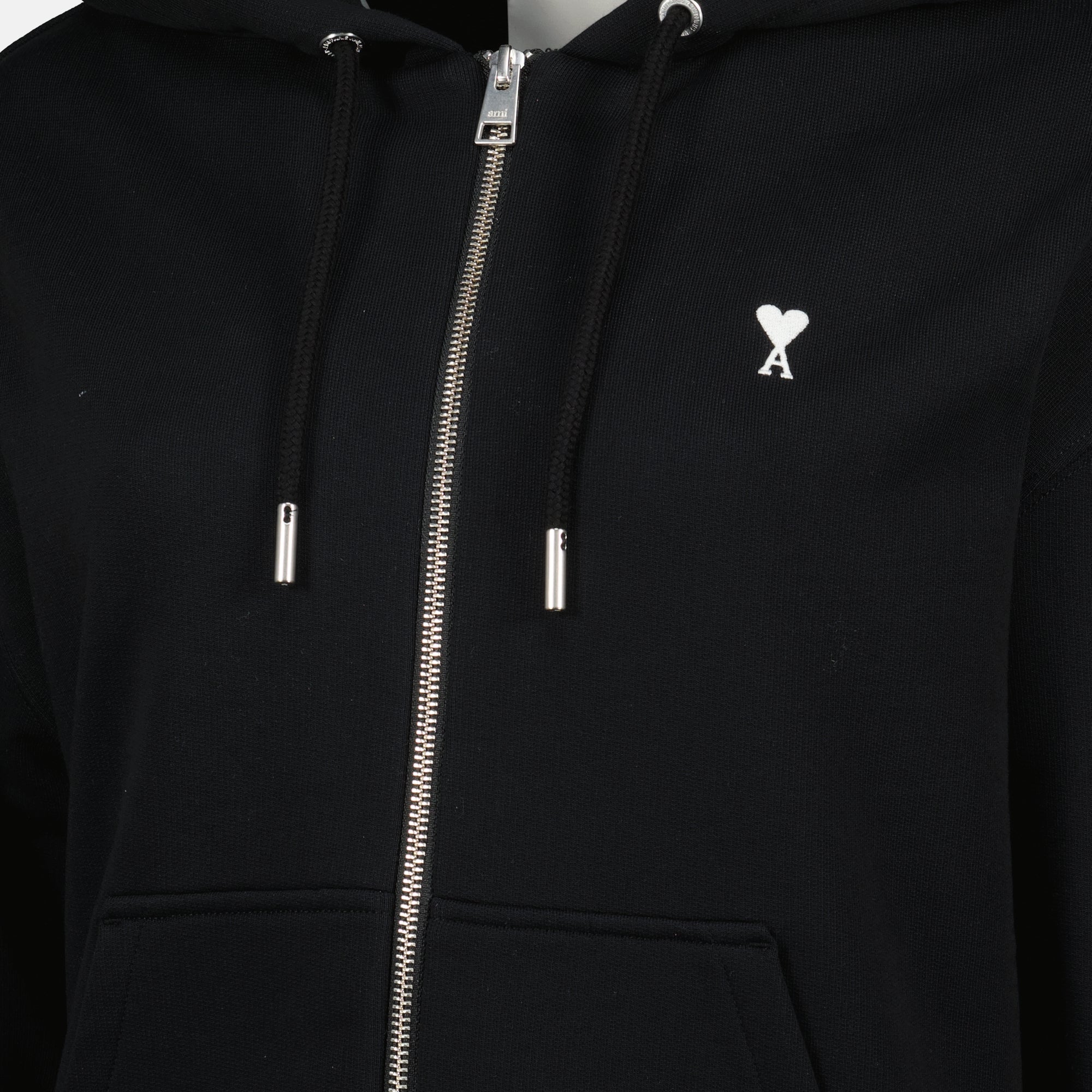 Image du sweat à capuche zippé noir par Ami PARIS pour femmes - Saison Printemps-Été 2026 - Vue de détail 1