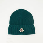 Imagen de gorro de punto verde con logo de Moncler para hombres - Temporada Primavera-Verano 2025 - Vista frontal