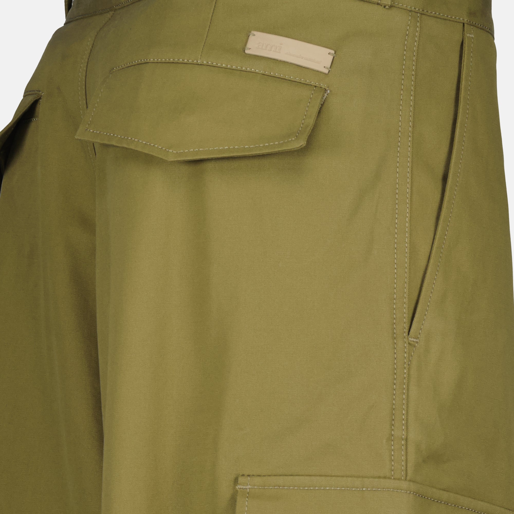 Imagen de Pantalones Cargo Kaki de Ami PARIS para Hombres - Temporada Otoño-Invierno 2025 - Vista de Detalle del Producto 2
