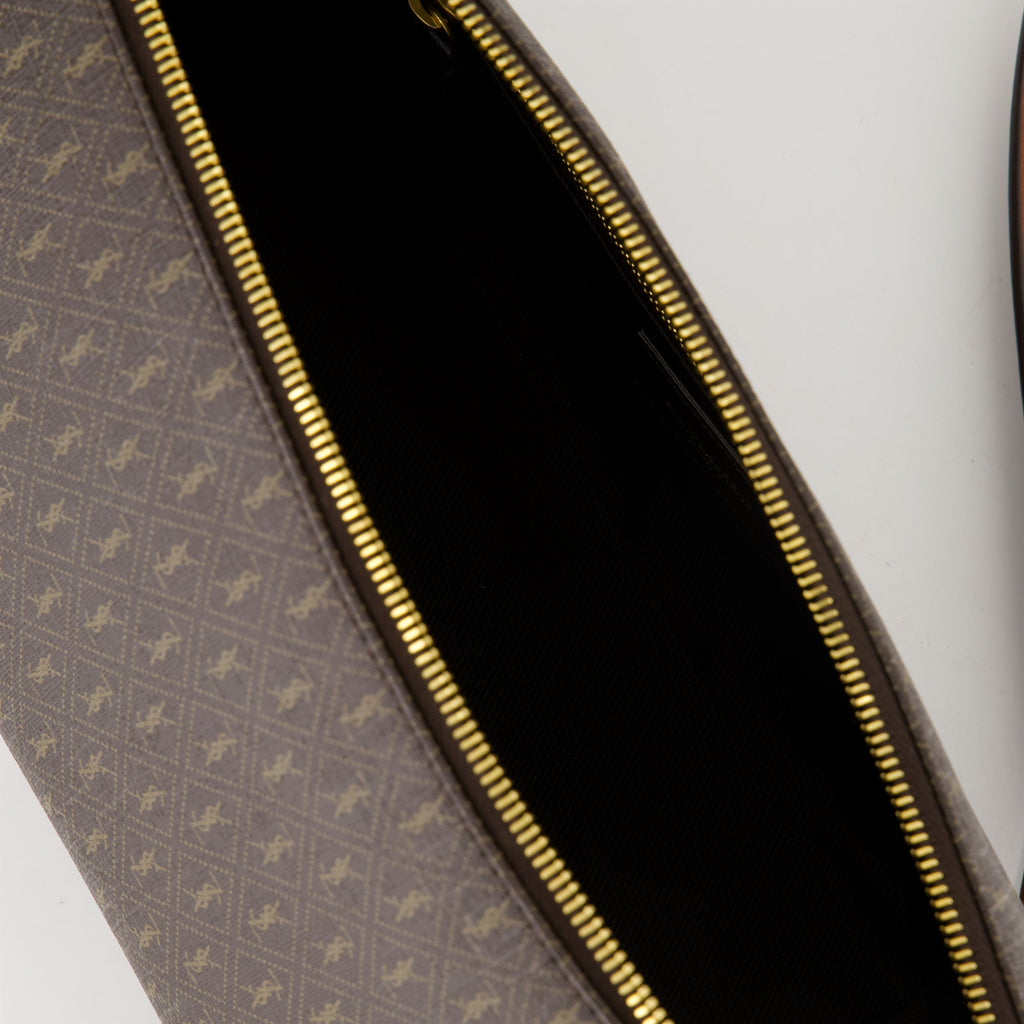 サン・ローランのメンズモノグラムブラウンバッグ画像 - シーズン春夏2026 - ディテールビュー2