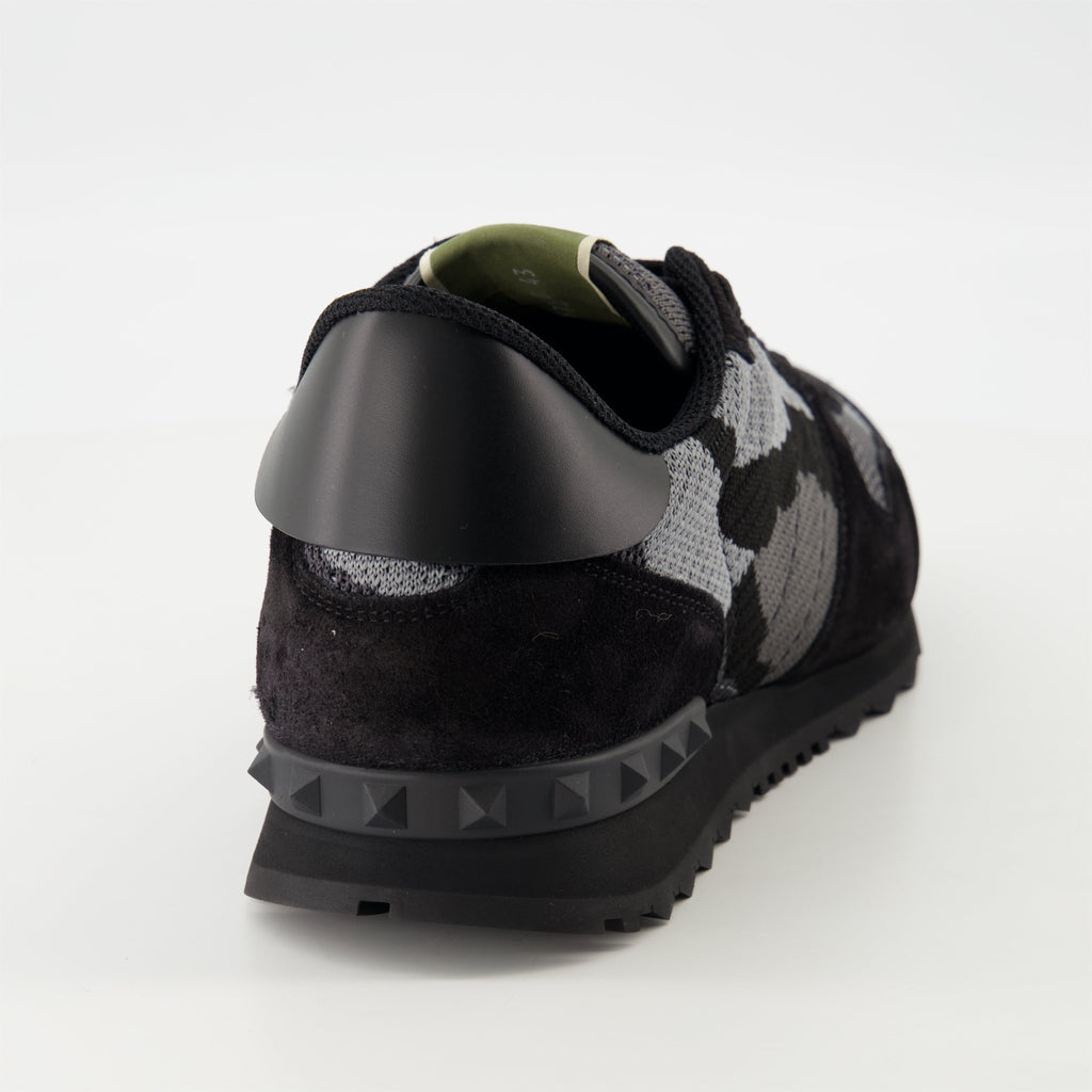 Imagem dos ténis Rockrunner Camouflage Grey de Valentino Garavani para Homem - Temporada Primavera-Verão 2026 - Vista Traseira Direita em Três Quartos