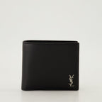 Bilde av YSL Tiny Cassandre-lommeboken i glatt svart skinn fra Saint Laurent for menn - Sesong Høst-Vinter 2024 - Frontvisning