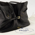 Image d'un sac en cuir noir Prada par Prada pour femmes - Saison Automne-Hiver 2025 - Détail vue 1
