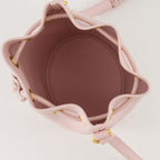 Bild der Mini VLogo Bucket Bag von Valentino Garavani für Frauen - Saison Frühling-Sommer 2025 - Detailansicht 2