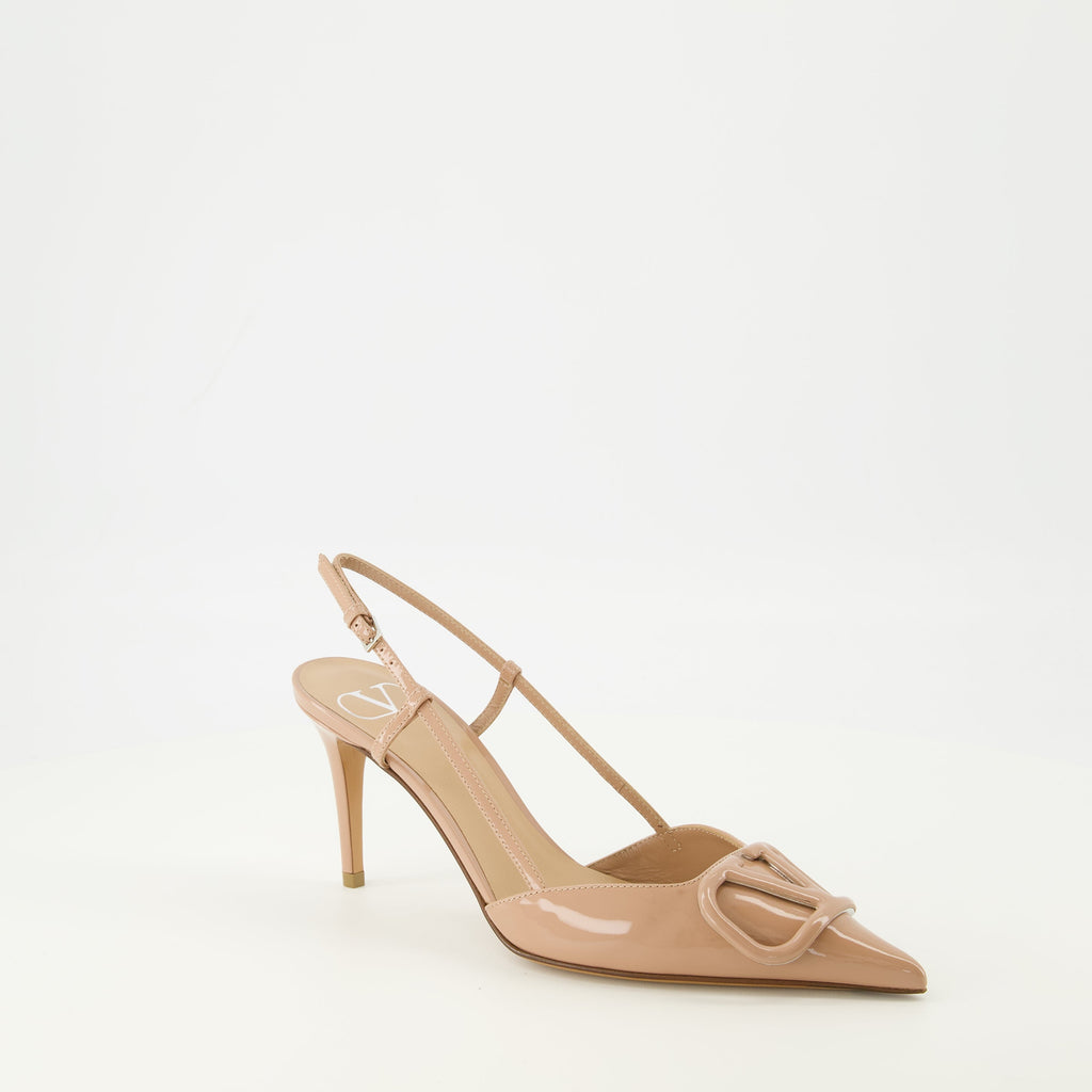 Image de Vlogo Pumps en cuir verni rose - Valentino par Valentino Garavani pour femmes - Saison Printemps-Été 2026 - Vue de face droite en trois-quarts